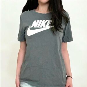 NIKE® MEN’S SWOOSH LOGO TEE.